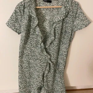 Klänning  - En jätte fin klänning från SHEIN. Sitter jätte fint på och har bara använts en utekväll. Passar en xs/s. Kan fraktas men köparen står för frakten 