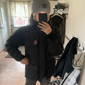 Fjällräven jacka strl xxxs - Säljer denna snygga fjällräven jacka i strl xxxs! Skitsnygg och håller verkligen värmen! FÖRST TILL KVARN!!!😍😍😍
