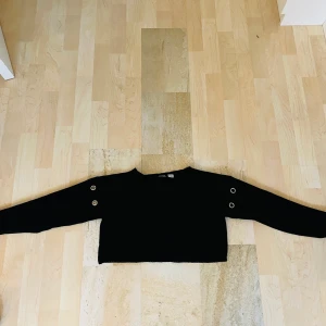 Price:50kr size:XS shipping:13kr - To get these you must send the money “swish” while I am putting the package in the mailbox 📫 