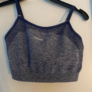 Gymshark set| sport bh + biker shorts - Säljer ett mörkblått det i flex från gymshark. Över + underdel är i storlek; S.