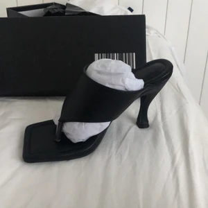 Svarta klackar - Svarta klackar som är helt oanvända, de är i storlek 36 och klacken är 5 cm. Köparen står för frakten💗🤩