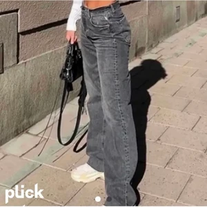 Zara mid/low Rise jeans  - Säljer dessa populära o jättesnygga jeansen från Zara som inte längre finns kvar att köpa! Köpta här på plick för 700kr så säljer helst vid ett bra pris. Budgivning startar på 200kr eller köp direkt för 500kr +frakt! 🤎