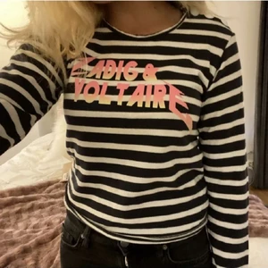 Zadig tröja - Jättefin tröja som jag köpt här på plick 💕säljer för att det inte riktigt är min smak längre 💕inte mina bilder så kontakta för fler bilder 