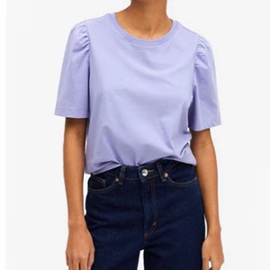 Topp med puffärmar - Såå fin tshirt med fina detaljer på ärmarna!! 