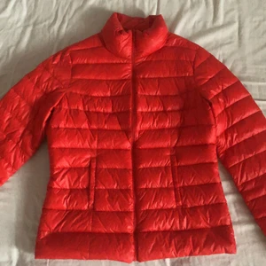 Röd dunjacka - Jättefin röd dunjacka som inte kommer till använding, har så många andra. Märkt L men passar mig som bär xs-s. Skriv för bild på. Fraktinfo står nedan 
