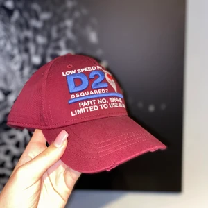 Dsquared2 Keps UNIK - Skick 9/10 (använd max 3 gånger då jag inte passar i keps). Köpt i Rom/Italien i Dsquared2 butiken år 2019. UNISEX. Nypris var 1300kr!