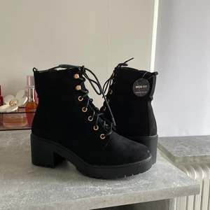 Dorothy Perkins Wide fit kängor  - Köptes på Zalando för ca. 500 kr för ungefär ett år sedan, helt oanvända och i väldigt bra skick! De är i storlek 8 (uk), eller 42 i EU. Köparen står för frakten.