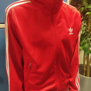 Adidas Sweater - Adidas Kofta. Storlek S i men | Storlek M i dam. Den är i syntetmaterial