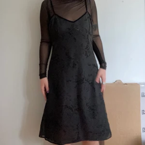 Vintage slipdress🖤 - Helt underbar vintageklänning köpt här på plick som tyvärr är lite stor på mig😭 Otroligt material som glimmar i ljuset✨✨ Från märket ”Camera Classic”