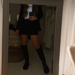 Svarta stövlar från Zara! 💖 - Säljer mina superfina stövlar från Zara, då de tyvärr är lite för små för mig💖😩 Endast använda en gång och är därmed i väldigt bra skick. Möts helst upp, men hade kunnat tänka mig att frakta också (köpare står för frakten). Om flera är intresserade blir det budgivning 💖💖😚