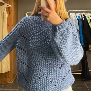 Stickad blå tröja - En stickad blå tröja ifrån hm, använd några gånger. Färgen gör mest rättvisa på första bilden 💙 köpare står för frakt