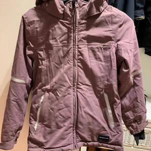 Polarn O. Pyret vinterjacka fodrad - Polarn O. Pyret vinterjacka fodrad, lila, fin kvalitet och varm, använd i gott skick.