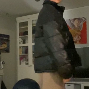 Vinter puffjacka - Skit snygg ovetsized vinterjacka, den är one SIZE men skulle säga att den sitter som en s i northface mens. Har ni extra frågor Så är det bara att komma privat :) BUD PÅ 360