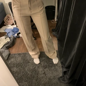 Madlady kostymbyxor  - Ett par beiga kostymbyxor från madlady, köpt för ca ett halvår sedan. Nypris 499kr