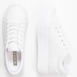 Vita sneakers  - Säljer dessa vita sneakers från nelly. Använda 1 gång så i nyskick. Frakt tillkommer🤍