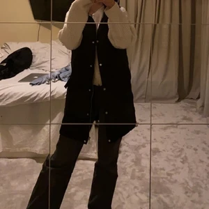 Zara väst - Lång väst från zara, jätte skön och är som ny skick. Säljer på grund av att den inte kommer till användning!! Pris kan diskuteras