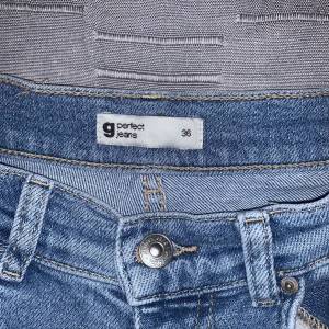 Ginatricot perfect jeans - säljer mina gina tricot jeans, använt men i bra skick och inga defekter. köpt nytt för 499kr. skriv privat för mer bilder eller om du har en fråga :)