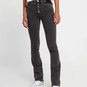 Jeans - Super snygga gråa jeans från only. Ser ut som på de två första bilderna förutom att jag klippt slitsar på insidan av benen. Varsamt använda, inga defekter! Modellen på bilden när storlek Sx32 som referens 💞 