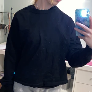 Svart långärmad tröja - En simpel svart långärmad tröja i storlek L från märket Vila. 