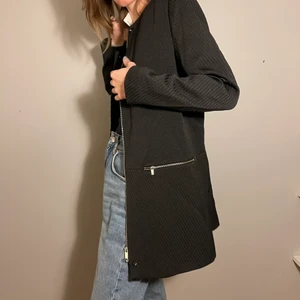 Ny jakke fra mango - Helt ny jakke fra mango, aldrig brugt. God forårsjakke 