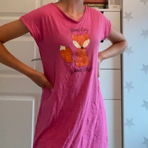 Nattlinne - Jättegulligt nattlinne i 160, men stor i storleken- hade kunnat vara S. Används tyvärr inte så säljer nu, den är från House