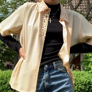 Gul blus - Supersöt blus köpt på second hand✨✨ Den är i gott skick men jag säljer eftersom den inte har kommit till användning hos mig. Köparen står för frakten, skriv om du undrar något✨✨ (Läs min bio för info)