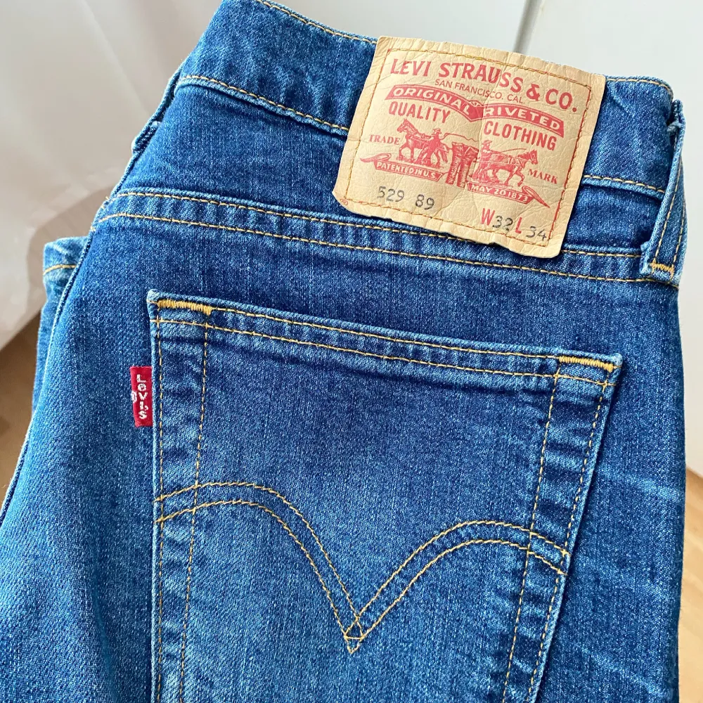 Vintage Levi jeans!! Älskar dessa men är alldeles för stora för mig, så säljer dem så att någon de passar kan få njuta av dem!😊 dem är bootcut/bell bottoms, väldigt bra skick! Det är bara att kontakta för mått, fler bilder eller allmänna frågor! GRATIS FRAKT💕💕. Jeans & Byxor.