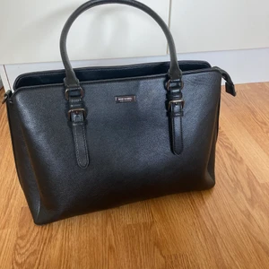 Don Donna väska - Super snygg väska från Don Donna. Väskan är lite mindre än ett år gammal och i mycket bra skick (svårt att få bra bilder men den är hel och fin. Väskan har tre stora fack och tre mindre. Det finns även en längre rem som är avtagbar.