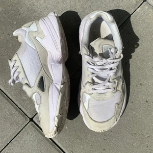 adidas falcon skor - vit/beiga adidas skor, falcon                                                          bekväma!!                                                                                        storlek: 38                                                                                     nypris: ca 800