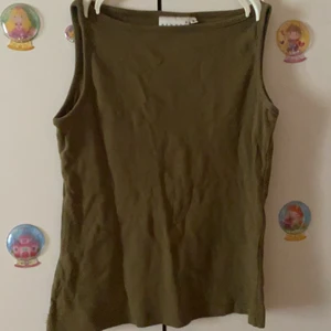 Hennes colection  - Mörk grön acktig linne som passar till den randiga byxan stl m (medium) har bara använts 1-2 gånger 