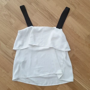  - Så söt topp med svarta band i fint material!💌