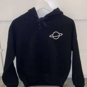 Svart hoodie - En svart hoodie med en liten vit letalj på bröstet, glömt var den köptes. Storlek S.  Köp för 50kr (+ frakt). 