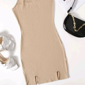 Beige klänning  - Beige klänning med 2 slitsar. Ribbad och enarmad. Ny och oanvänd 💛