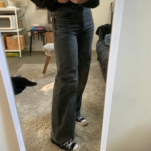 Monki jeans - Gråa Monki jeans i modellen yoko. De är högmidjade o formar sig så fint! Jag har sytt upp de så att de passar mig som är 160 cm. Kan skicka bild på hur det ser ut där jag har sytt, det är bara och fråga om bilder 🥰 om flera är intresserade så blir det budgivning 