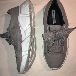 Nya gråa skor! - Aldrig använda, supersköna skor i storlek 38 från even&odd köpta från Zalando. Köpare står för fraktkostnad. Pris kan diskuteras!