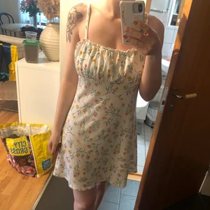Blommig klänning - Blommig klänning från H&M. Använd en gång. Storlek S.