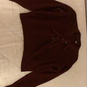 Röd Stickad Tröja - En röd stickad tröja i bra skick. Storlek S men skulle kunna passa som en XS också. Betala gärna med swish och möt helst upp i Linköping. ENDAST SERIÖSA KÖPARE!!!