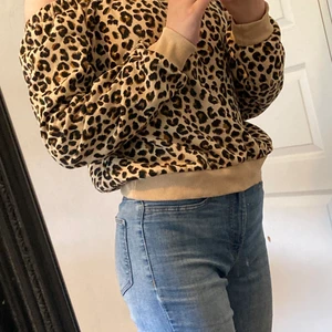 Off shoulder tröja med leopardmönster - En off shoulder nästen helt oanvänd från hm i storlek s. Materialet i tröjan är skönt
