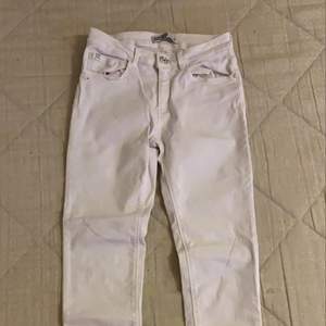 Ett par tajta vita jeans i mycket bra skick. Storlek 34 men skulle säga att dom är lite mindre i storleken. Betala gärna med swish och möt helst upp i Linköping. ENDAST SERIÖSA KÖPARE!!!