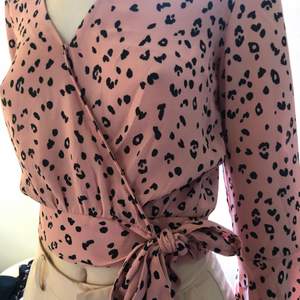 En rosa blus med cheeta mönster. Från H&M i storlek 34, men passar även 36. Använd cirka 2 gånger och har inga defekter! 