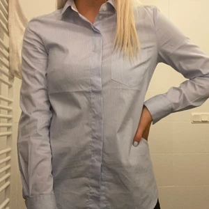 Blå- vit skjorta  - En blå-vit randig skjorta från hm i st 36. Pris: 80kr + frakt 