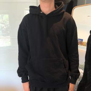 Black hoodie från junkyard, storlek large men passar perfekt om du vill ha oversized!