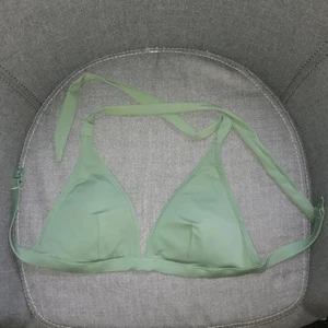 Grön bikini topp  - Fin militär grön triangel bikini topp i storlek M! Skulle dock säga att den är liten i storleken! Säljs på grund av att den är för liten. Nästan aldrig använd. Köparen står för frakt! 
