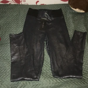 Nya glittriga byxor  - Helt nya glittriga byxor med lapp kvar. Aldrig använda endast provade. Byxorna är som leggings fast med tjockare material!:) Köparen står för frakt