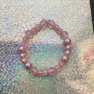 Rosa armband - Ett jättefint rosa armband dom jag har gjort själv. Jag säljer det för endast 10 kr + frakt ( 12 kr) 💗. Jag står inte för frakten 🥰