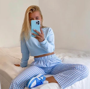 Rutiga kostymbyxor  - Säljer nu mina snygga blå kostymbyxor från designby si💘 nästan aldrig använda och då i mycket bra skick. (bilderna är från pintrest) De är långa i modellen och är väldigt långa på mig som är 160cm. ⚡️buda gärna! Vid fler frågor och bilder skriv privat. 