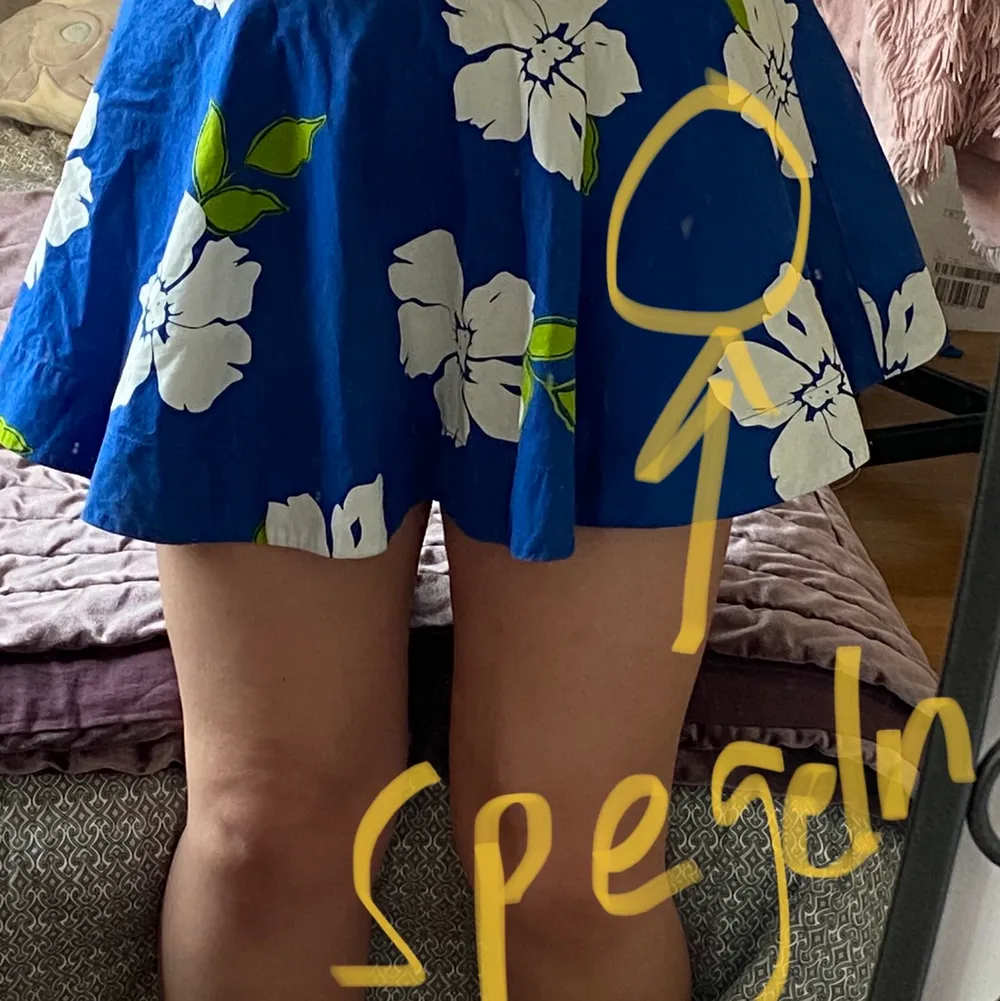 Jättefin kjol från hollister som är perfekt för sommaren!💕 köptes för ett tag sedan så den är slutsåld överallt! Jättebra skickt💖 säljs för att den har blivit lite för kort för mig. Originalpriset var 399kr men jag säljer den för 99kr. Kjolar.