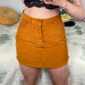 Kjol Manchester - en senapsgul manchesterkjol, SÅ snygg men använder inte längre vilket den förtjänar att göras. använd typ 2 ggr o är i nyskick. är vanligtvis S/M o denna sitter toppen i storlek S. fråga gärna om du undrar något!✨💕