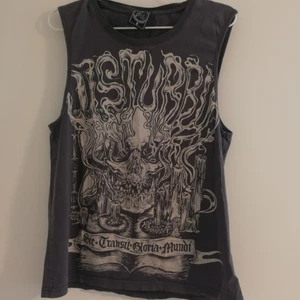 Disturbia memento mori topp - Grå topp. Size s men lite större. 