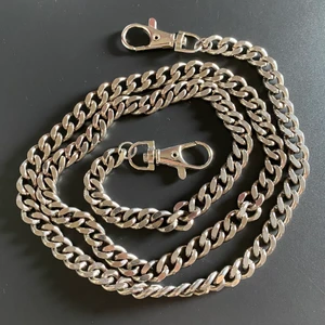 Lång kedja - Jätte tålig och rostfri. Denna går inte sönder jämfört med billiga kedjor då det här är gjort av galvat stål.